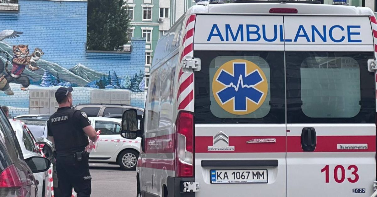 Полиция и скорая на месте падения подростка с многоэтажки в Киеве