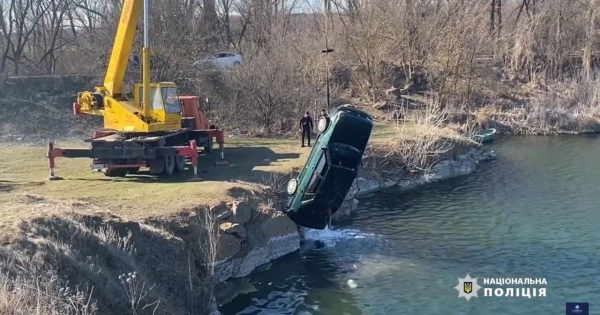 В Черкасской области авто слетело с обрыва в карьер: отец и сын совершили самоубийство