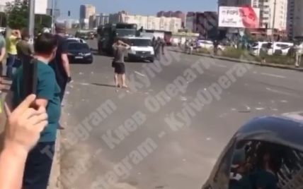В Киеве Нацгвардия попала в ДТП возле дома, где прогремел взрыв