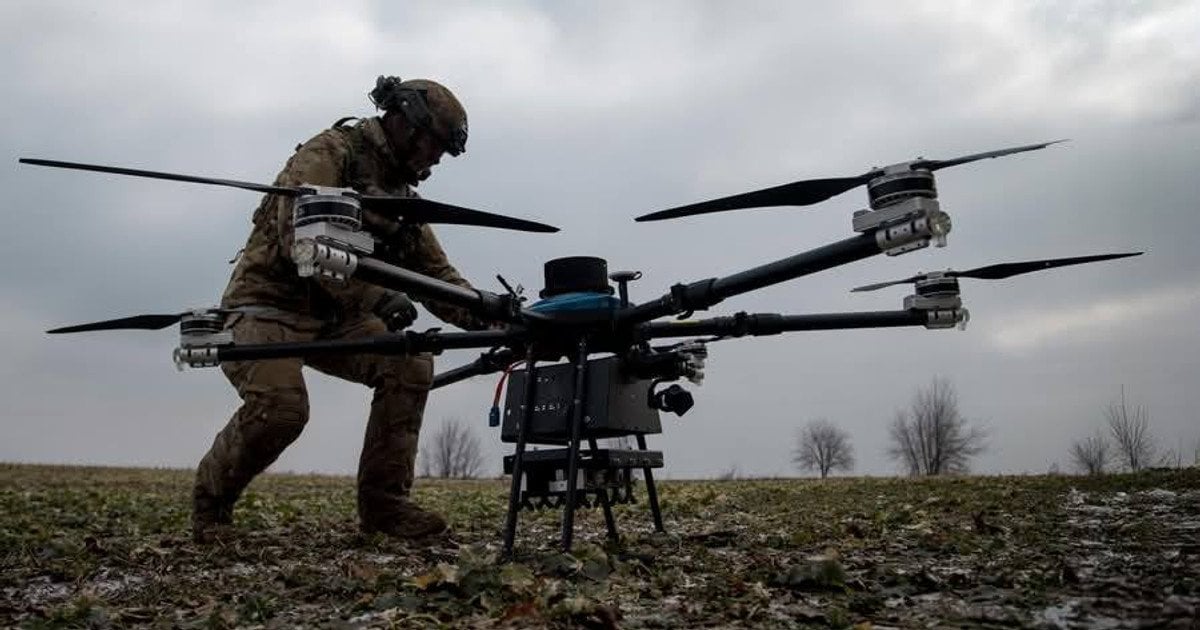Український військовий і дрон на фронті