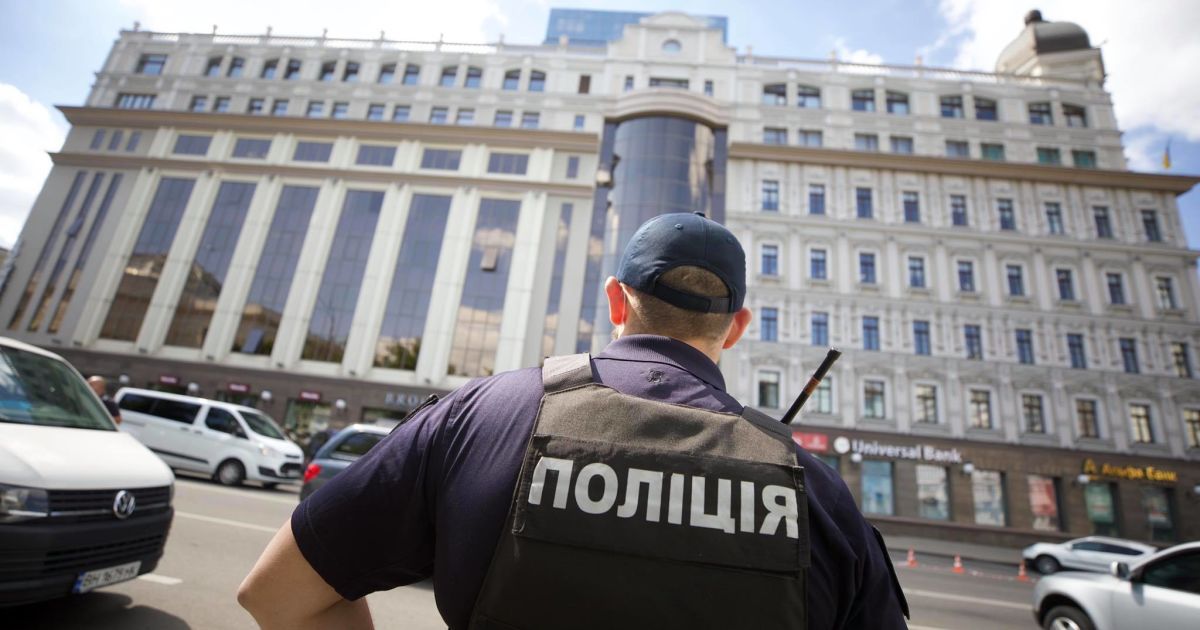 Вибухівки у чоловіка, який погрожував підірвати банк у Києві, не виявили