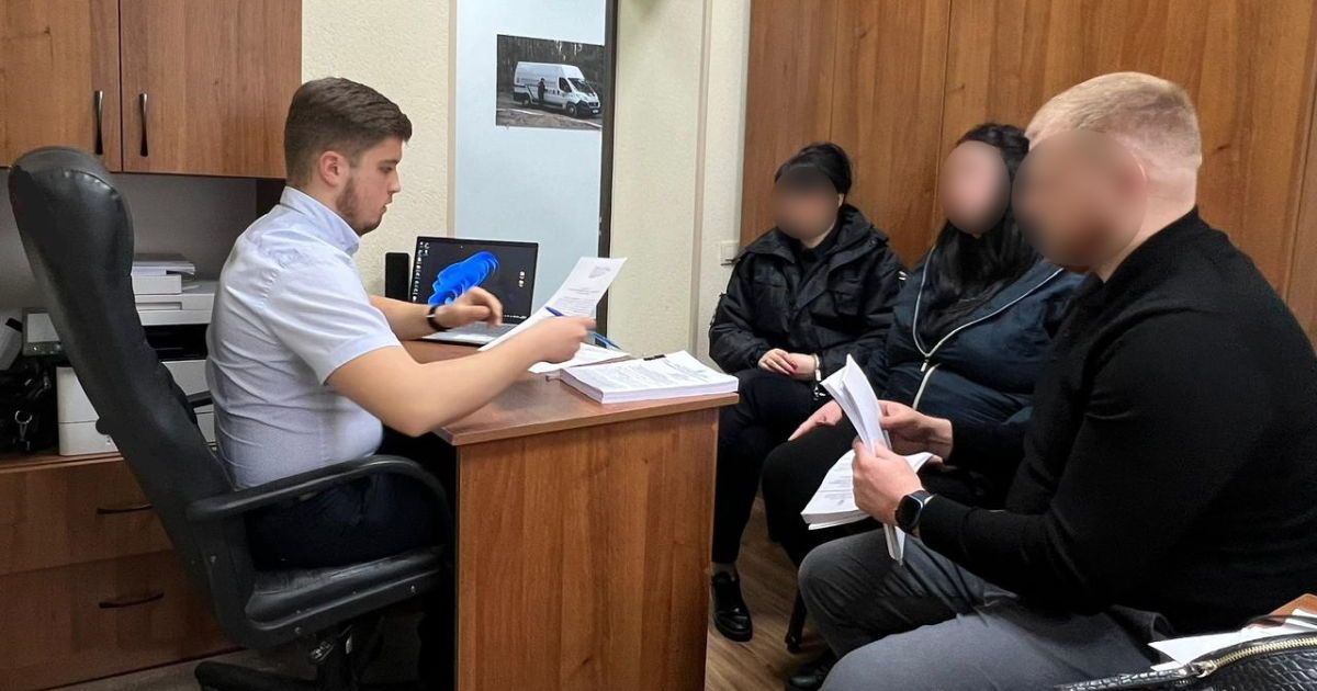 На Київщині судитимуть матір та її співмешканця, які ґвалтували та катували трьох дітей