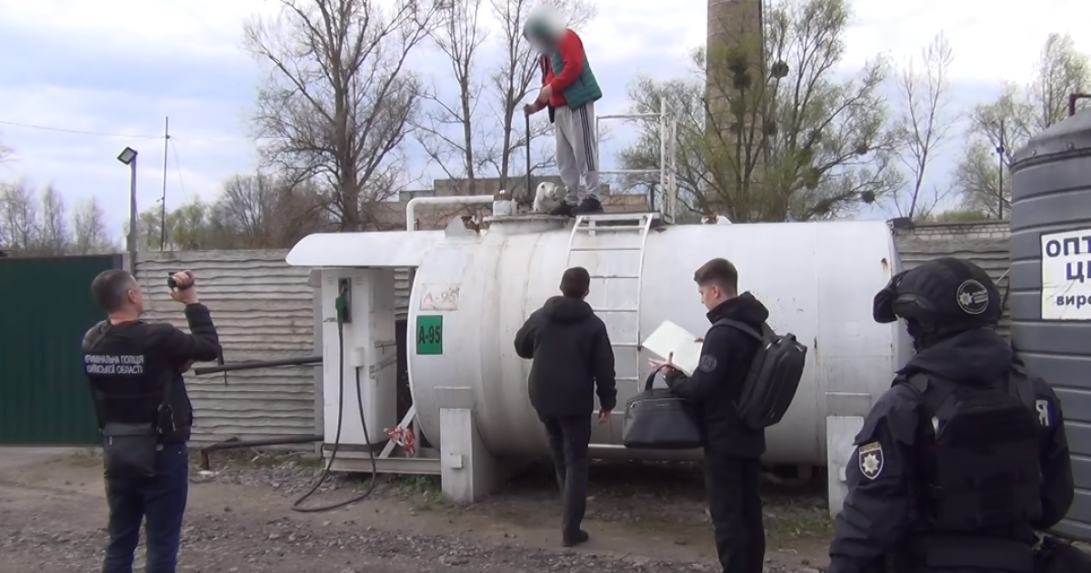 Поліція Київщини викрила масштабну мережу збуту контрафактного пального