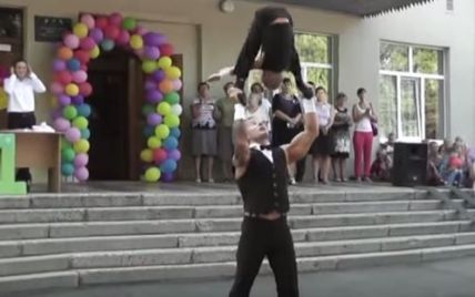 "Горячий" папа с сыном поразили одесситов акробатическими трюками на школьной линейке