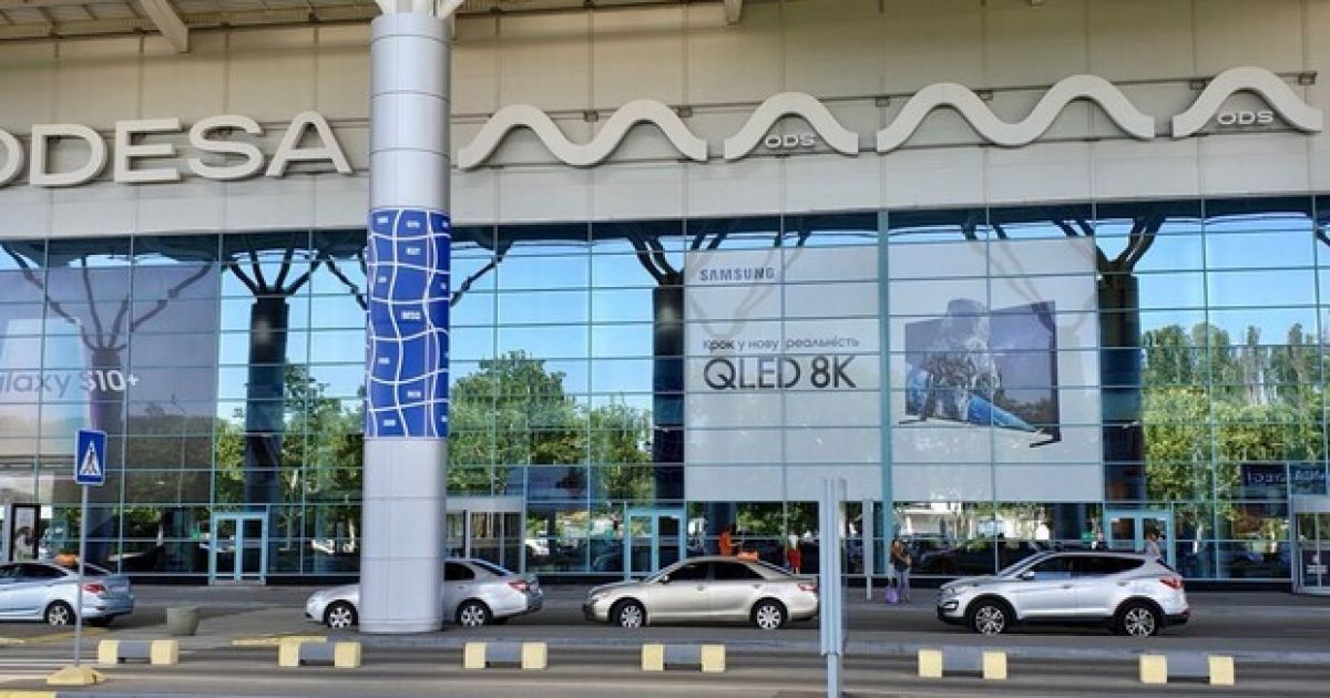 Под тяжестью снега упал ангар: в Одесском аэропорту отменили рейсы из Стамбула