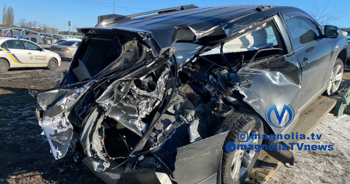 У Києві на Харківській площі вантажівка військових протаранила дві автівки