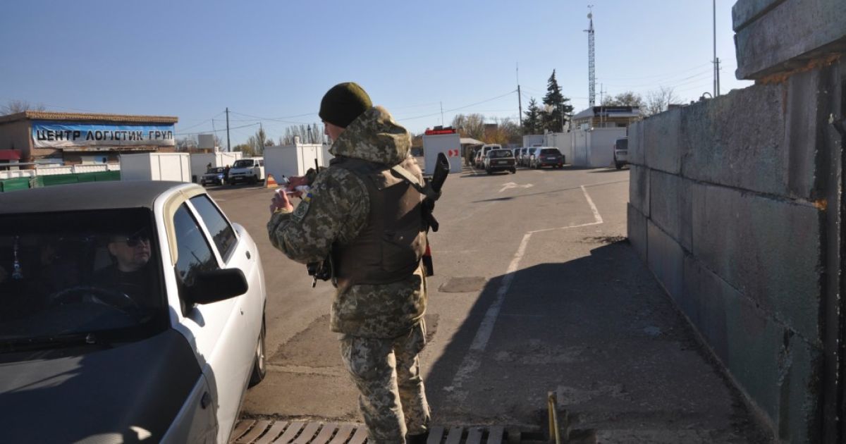 Зеленський доручив уряду спростити процедуру переміщення громадян та товарів через лінію розмежування на Донбасі