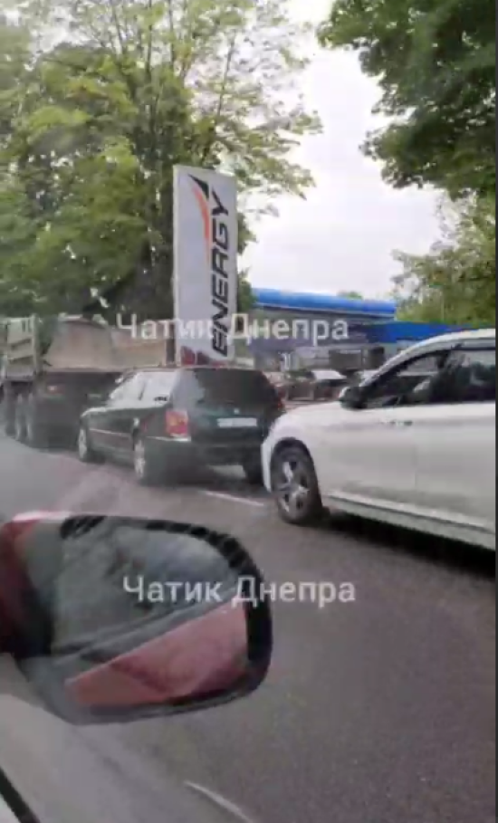 У Дніпрі бензин є тільки на одній АЗС: там вишикувалася багатокілометрова черга (відео)