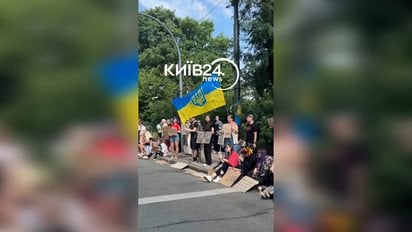 Нардепи вийшли із канікул: їх зустріли криками "Ганьба" під стінами Ради