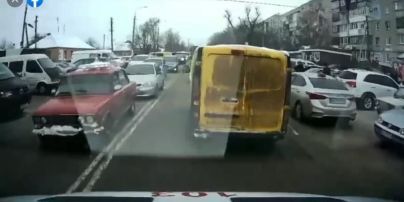 В Харьковской области водители не пропускали скорую, которая везла ребенка с приступом в больницу (видео)