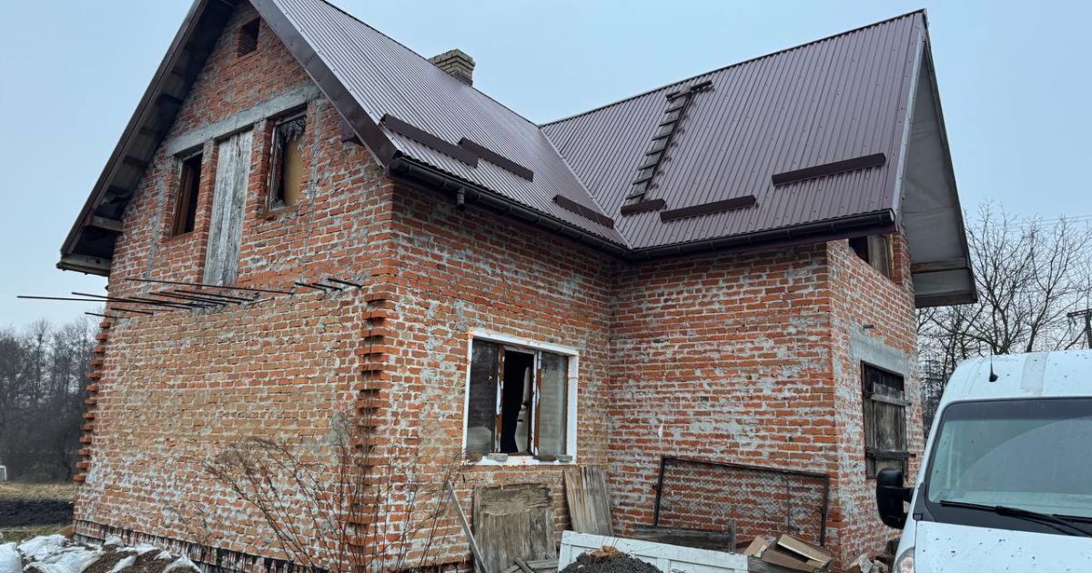 Повреждена квартира в селе Подборцы, возле Винников, во Львовской области.