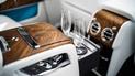 У BMW навчать автомобілі наповнювати келихи шампанським під час руху