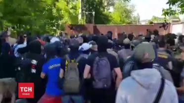 "Нацкорпус" дубинками бил по забору дома Левочкина