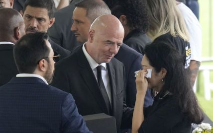 Позировал для селфи у гроба с Пеле: президент ФИФА оказался в эпицентре скандала (фото)