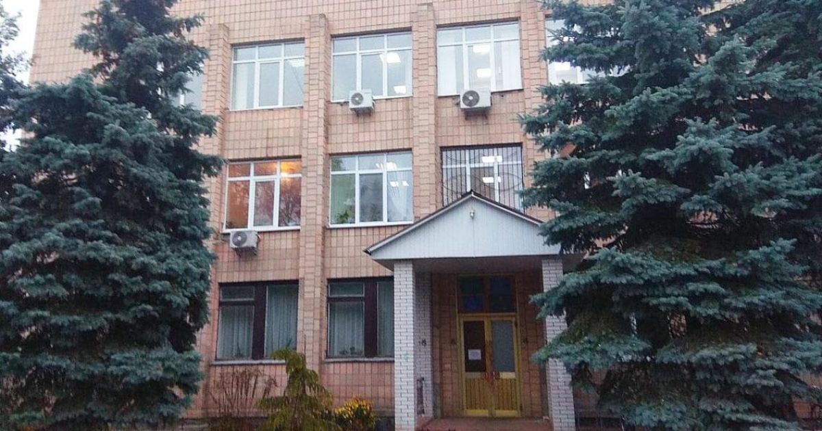 Близько десяти разів ударив ножем: на Чернігівщині чоловік напав на працівницю РАЦСу