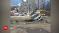 В центре Киева провалился асфальт из-за прорыва трубы с горячей водой