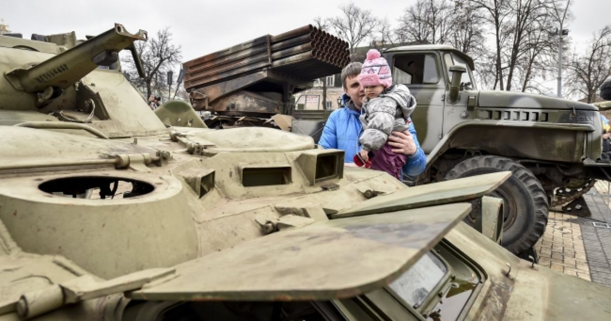 На Михайловской площади выставили "трофейную" российскую военную технику и оружие. / © President.gov.ua