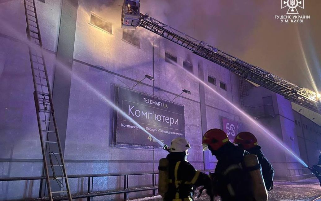 Пожар в ТРЦ "Космополит" в Киеве потушили / © ГСЧС Украины в Telegram
