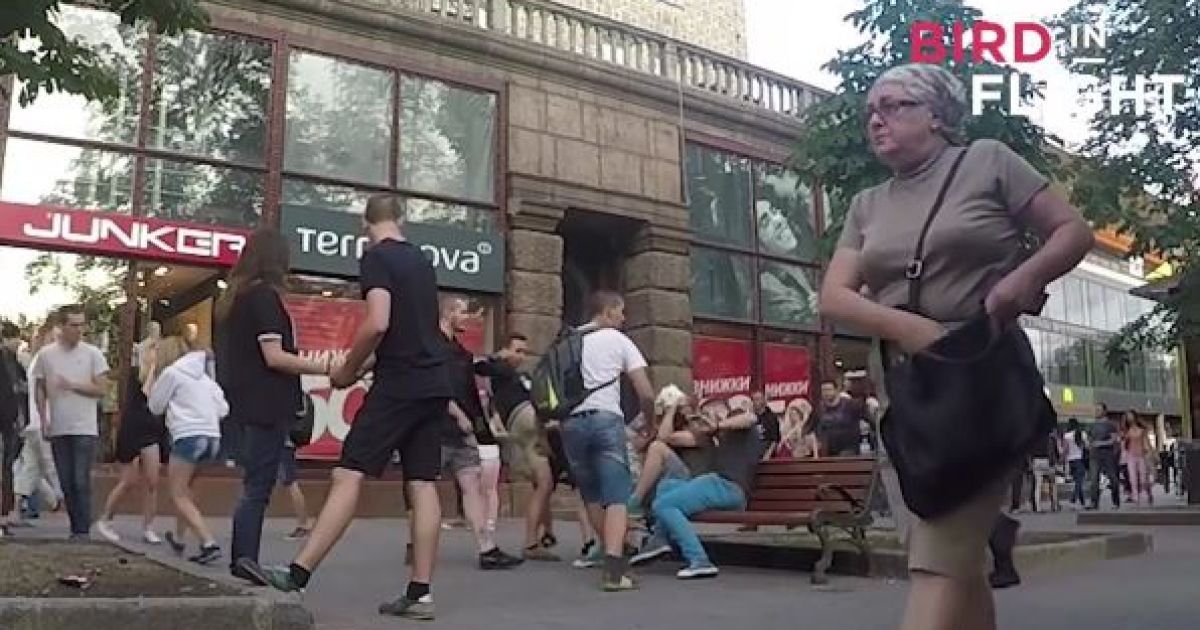 Группа молодых людей набросилась на влюбленных