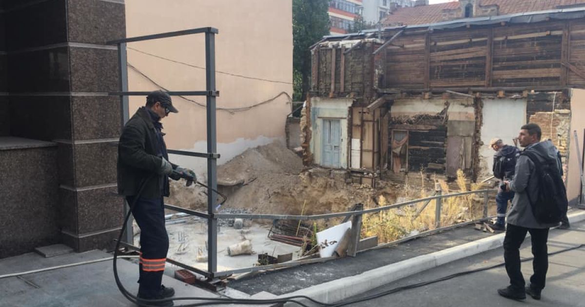 У Києві знесли паркан забудовника навколо історичного будинку XIX століття
