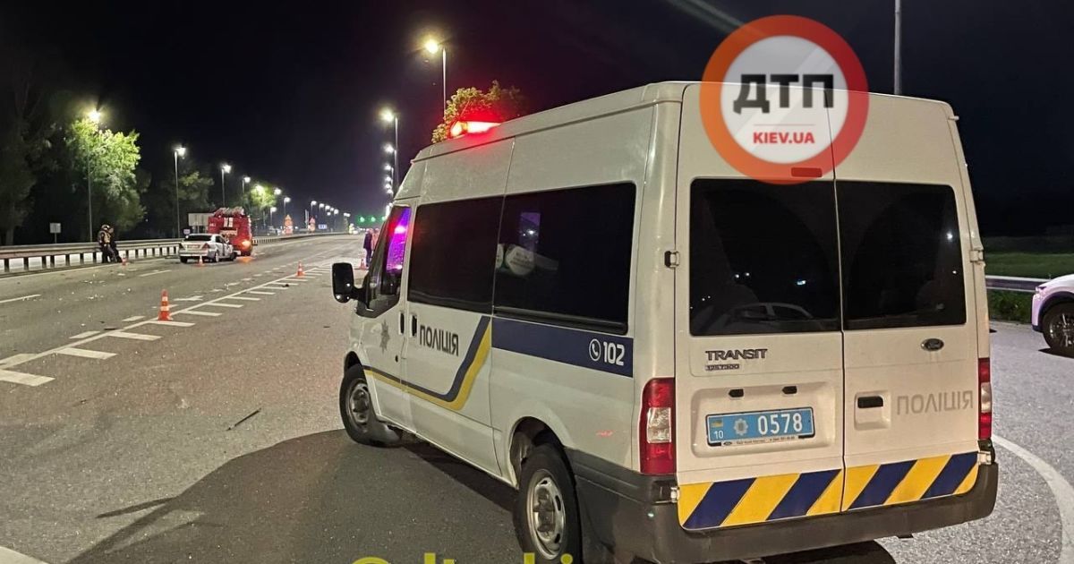 Под Киевом столкнулись два автомобиля: в ДТП погиб военный, много пострадавших (фото)