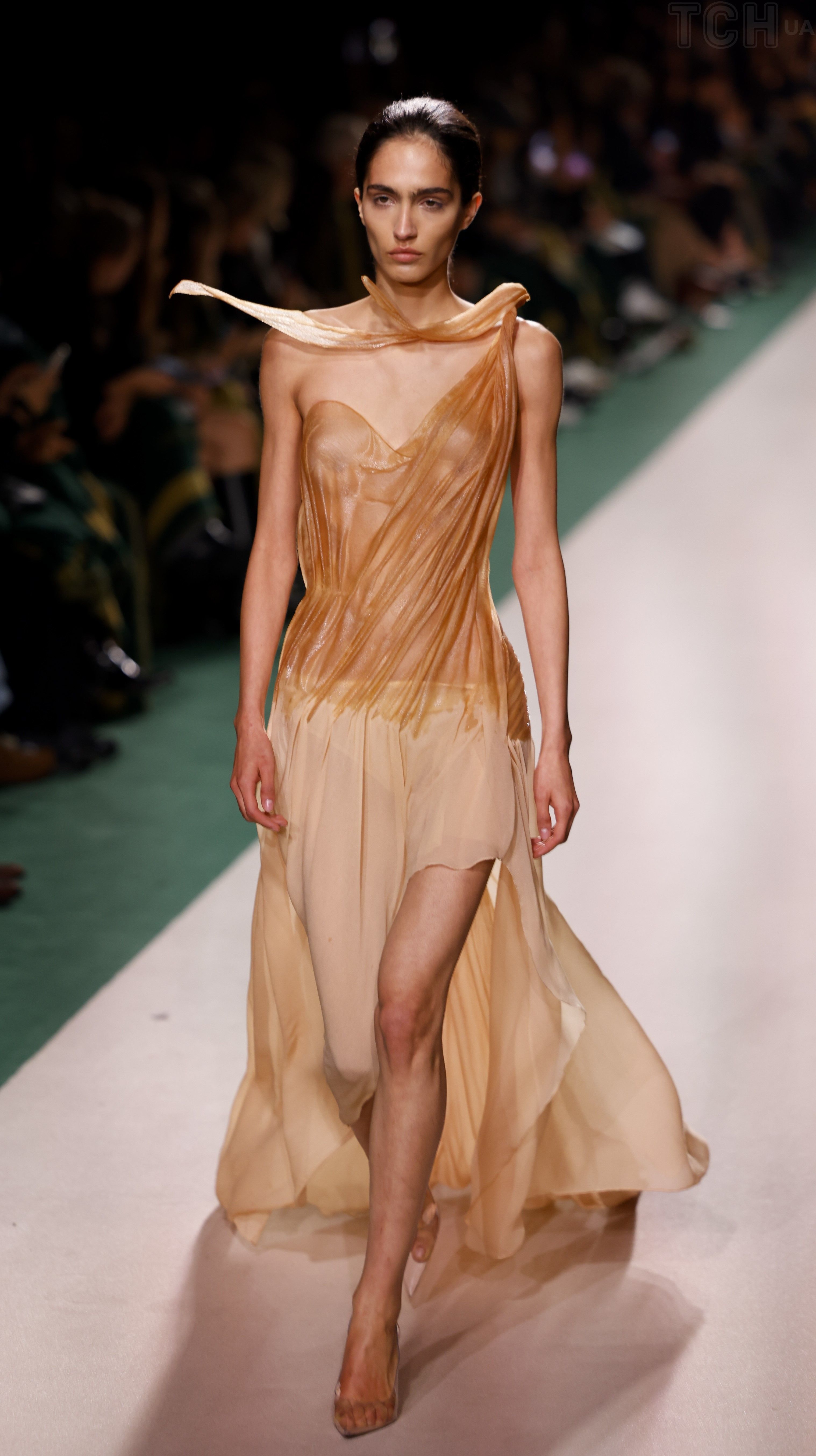 Орманда ол киімін шешеді