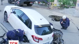 В Голосеевском районе Киева под асфальт провалился автомобиль