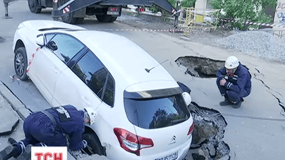 В Голосіївському районі Києва під асфальт провалився автомобіль