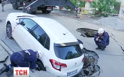 В Киеве под асфальт провалилась машина