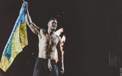 На концерте Imagine Dragons в Грузии поклоннице запретили развернуть украинский флаг