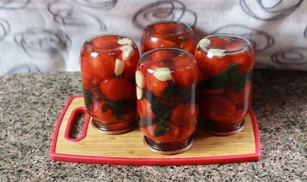 Консервированные помидоры с базиликом и чесноком без стерилизации: вкусный и легкий рецепт