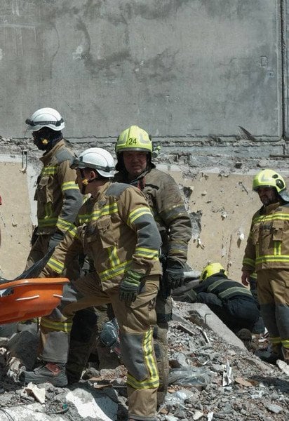 Трагедія у Києві: російська Х-101 перетворила під'їзд на руїни — під завалами досі шукають людей