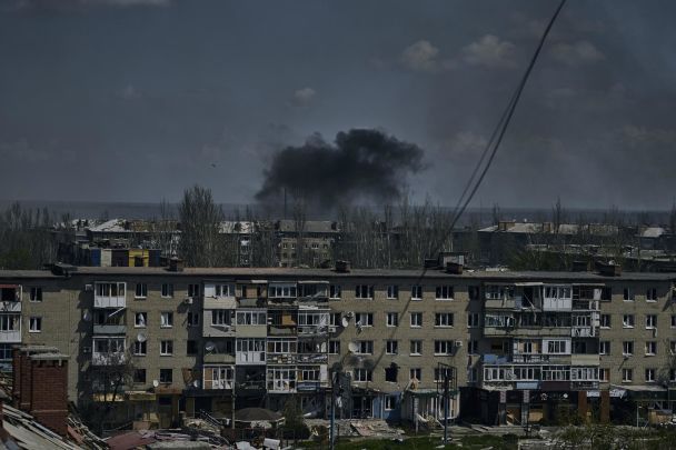 Дым поднимается над зданиями в Бахмуте, месте жесточайших боев с российскими войсками в Донецкой области, 26 апреля 2023 г. AP Photo/Libkos / © 