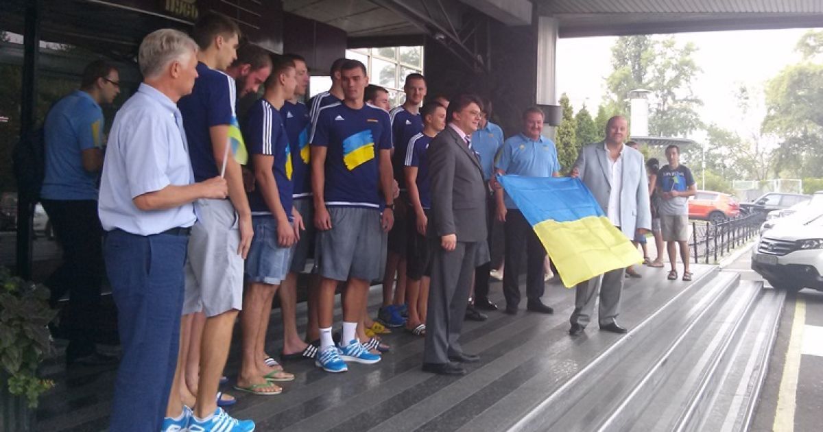 Сборную пришли провожать министр Игорь Жданов и президент ФБУ Михаил Бродский.