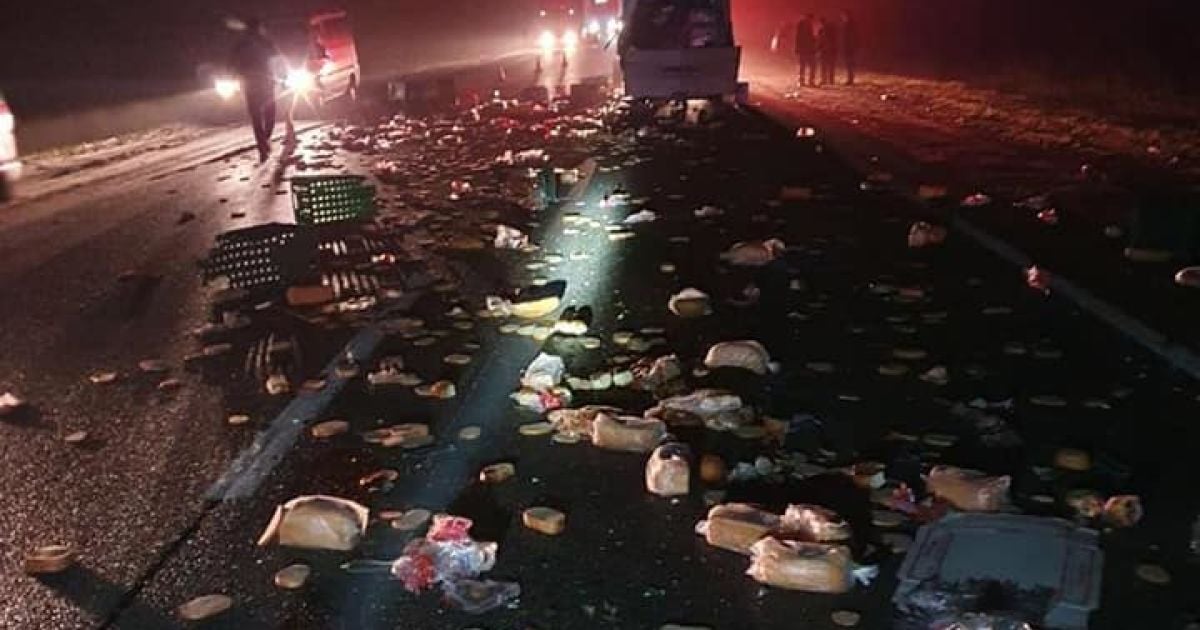 В Ровенской области столкнулись два грузовика: дорогу засыпало хлебом