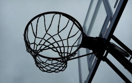 В Одесі біля школи знайшли чоловіка, повішеного на баскетбольному кільці 