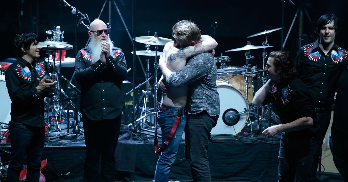 Группа Eagles of Death Metal доиграл концерт в Париже, который был прерван терактом