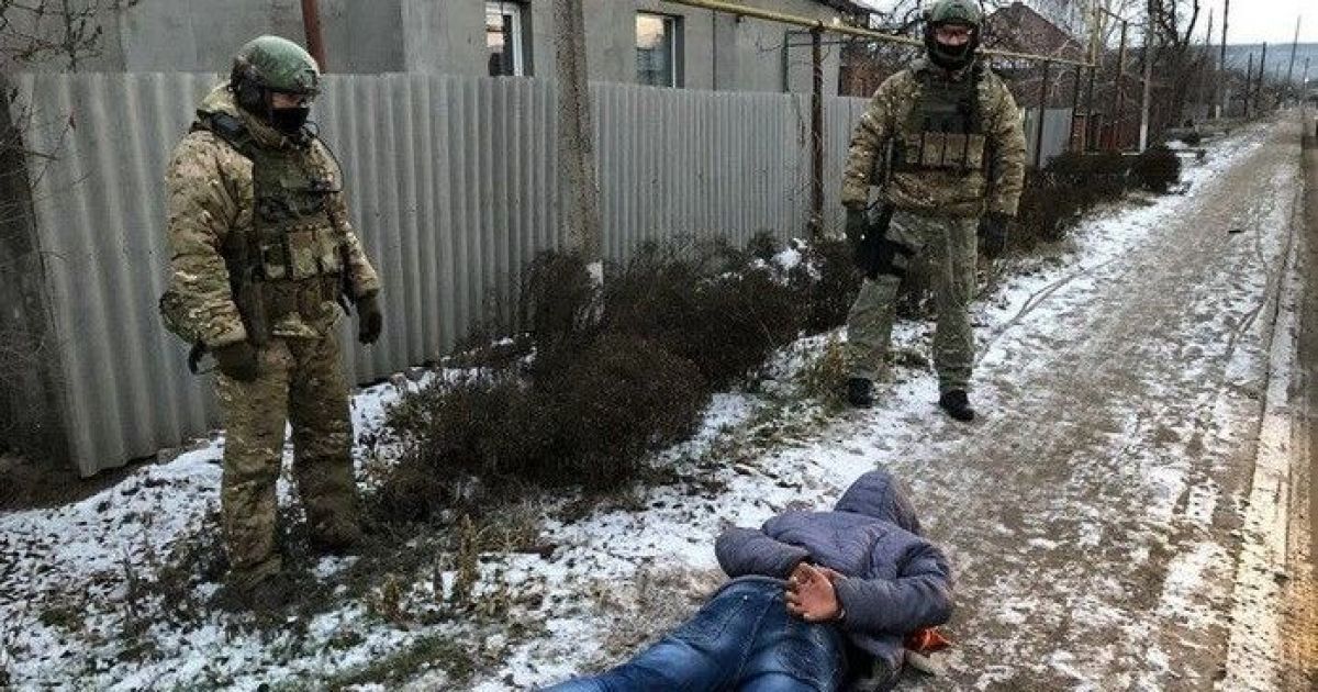 СБУ обнародовала видео задержания диверсанта во время закладки взрывчатки на харьковской железной дороге