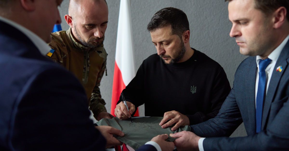 Президент Зеленський у Польщі нагородив двох польських волонтерів