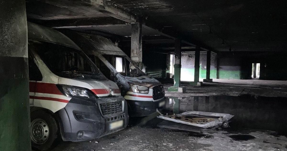 Огонь повредил 10 автомобилей скорой помощи