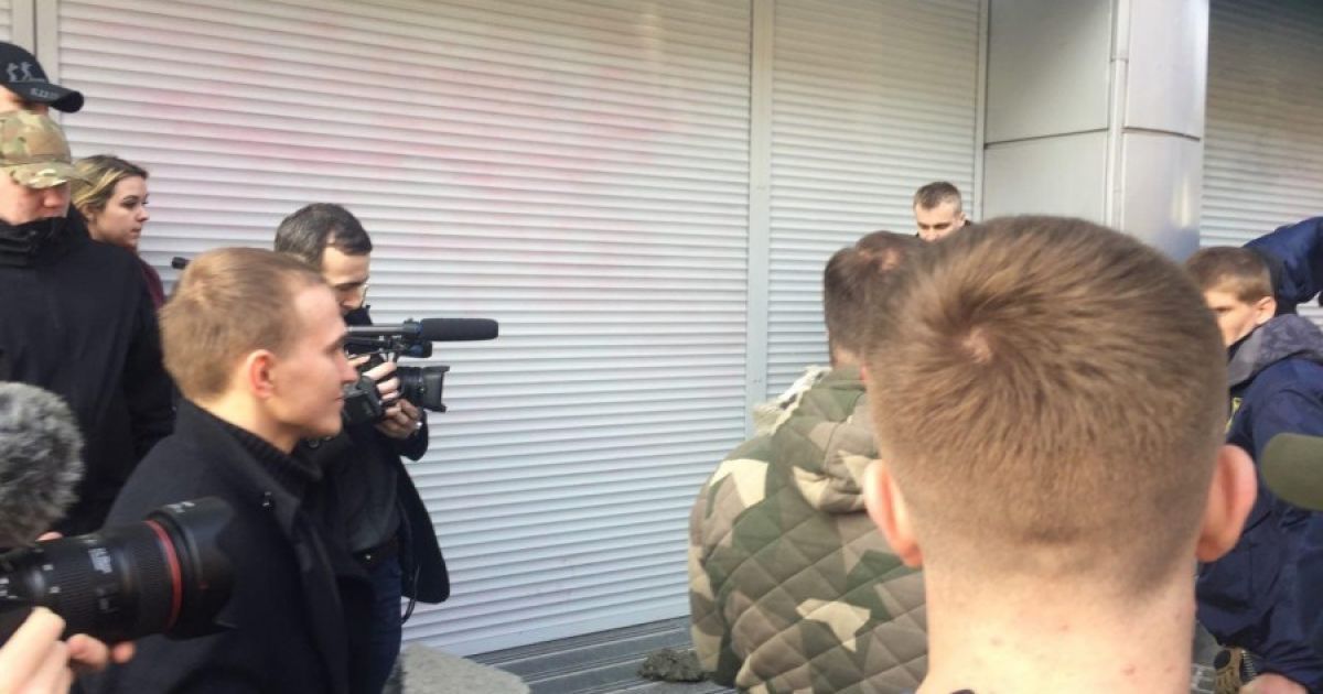 автивісти замуровують вхід до Сбербанку в Києві_6 / © azov.press