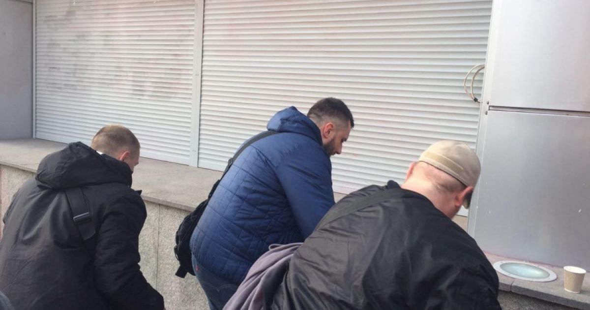 автивісти замуровують вхід до Сбербанку в Києві_7 / © azov.press