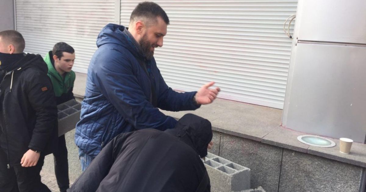 автивісти замуровують вхід до Сбербанку в Києві_8 / © azov.press