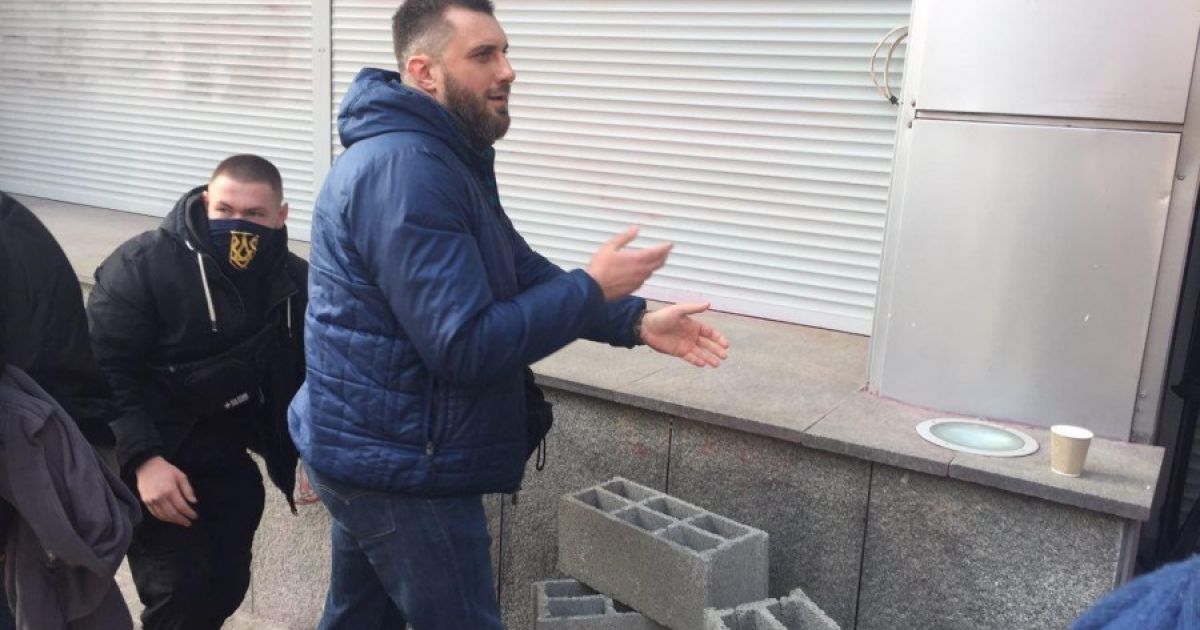 автивісти замуровують вхід до Сбербанку в Києві_3 / © azov.press