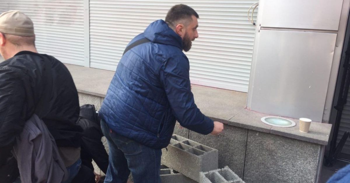 автивісти замуровують вхід до Сбербанку в Києві_4 / © azov.press