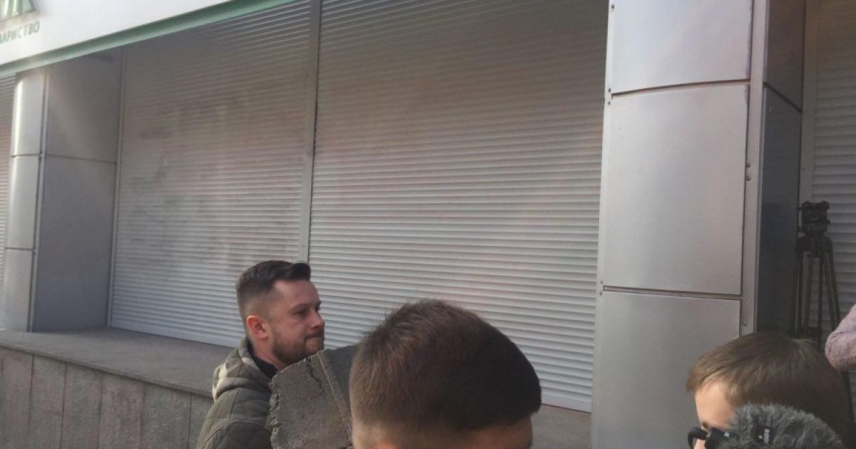 автивісти замуровують вхід до Сбербанку в Києві_5 / © azov.press