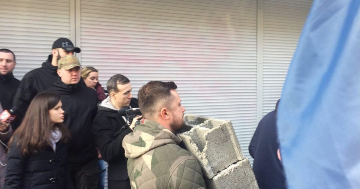 автивісти замуровують вхід до Сбербанку в Києві_2 / © azov.press