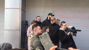 автивісти замуровують вхід до Сбербанку в Києві_9 / © azov.press