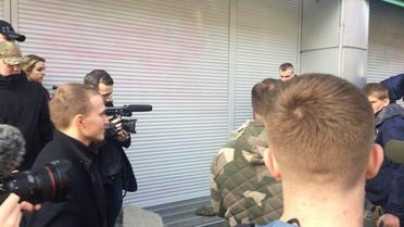 автивісти замуровують вхід до Сбербанку в Києві_6 / © azov.press