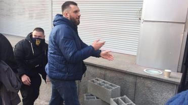 автивісти замуровують вхід до Сбербанку в Києві_3 / © azov.press